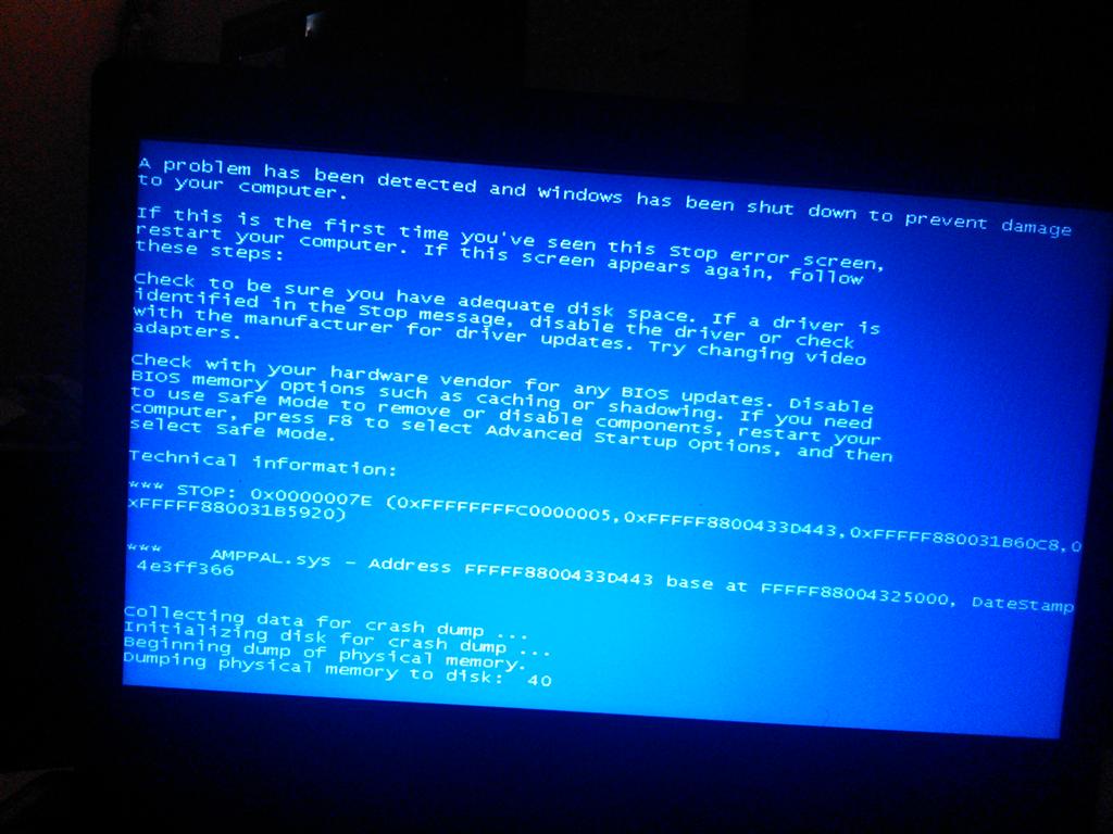 Ошибка ноутбука синий экран. Синий экран. Синий экран на ноутбуке. Ноутбук перезагружается с синим экраном. Перезагрузить ноут при черном экране.