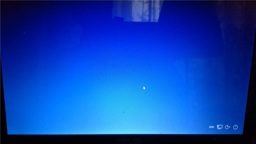Без экрана приветствия. Серый экран при загрузке Windows 10. Гроза экран приветствия "Windows 95". Windows 10 показывает серый экран. Экран грузившегося фото.