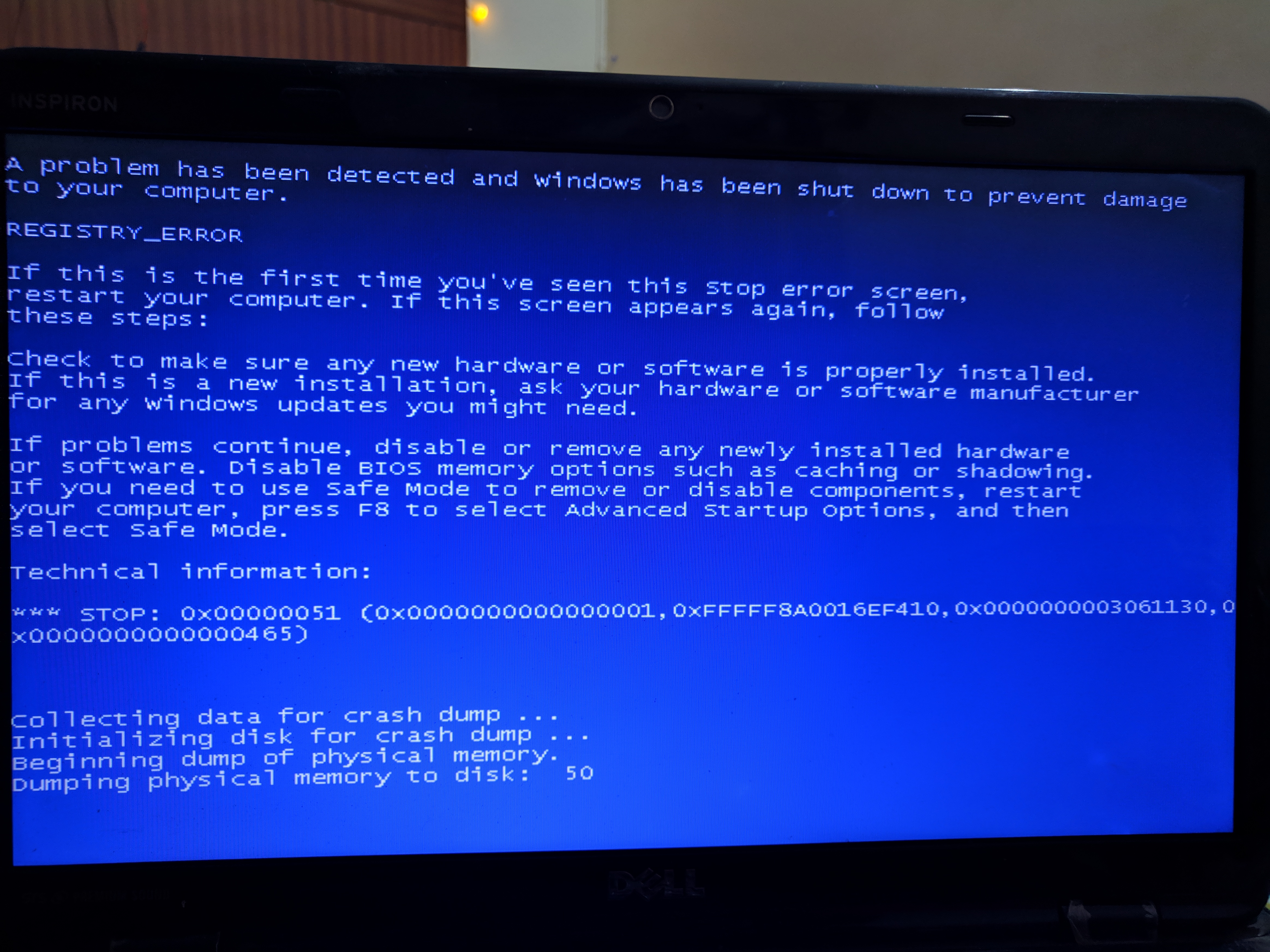 Ошибка ноутбука синий экран. Синий экран на ноутбуке. Выключается ПК синий экран. Компьютер выключился и голубой экран.