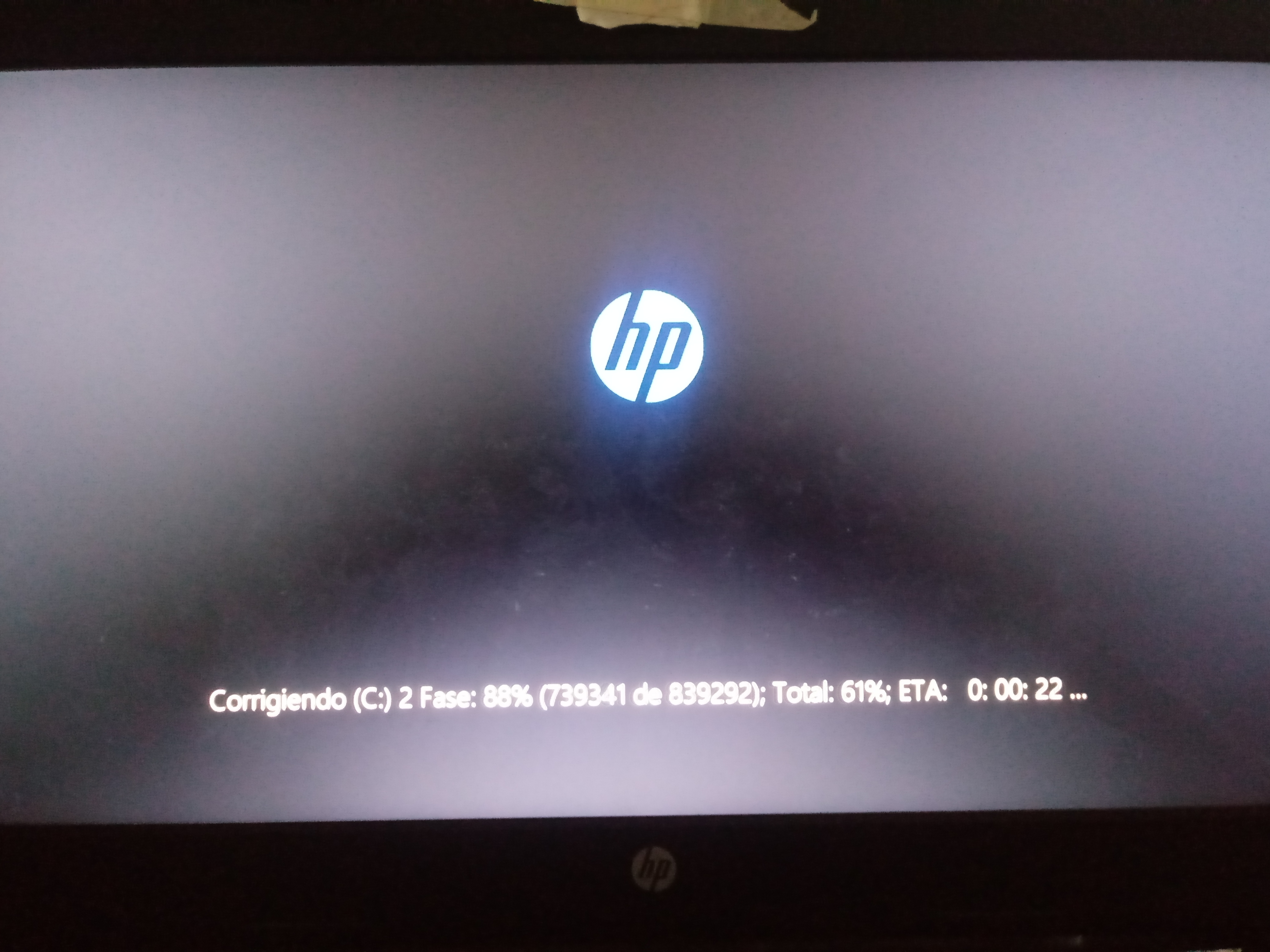 Ноутбуке загорается экран делать. Проблемы с батареей при запуске ноутбука. Серый экран на ноутбуке при включении. Чёрный экран при включении ноутбука. Ноутбук не загружается при включении.