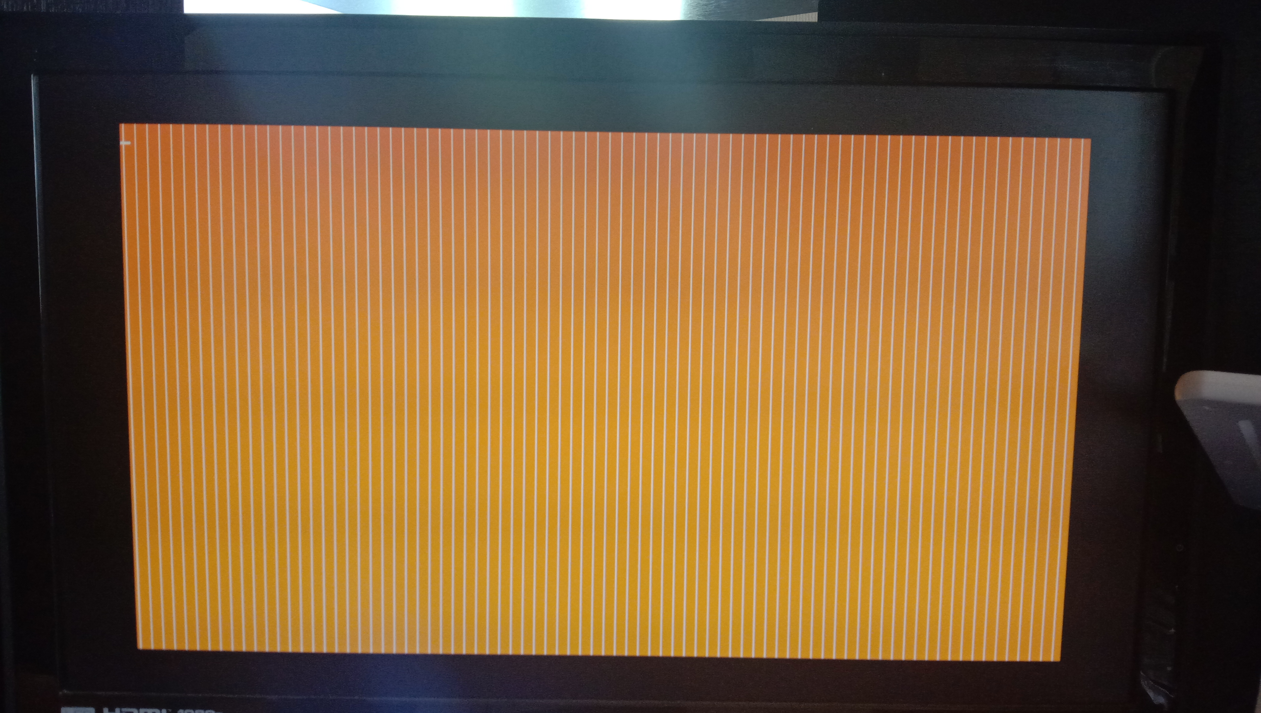Почему экран становится желтым. Жёлтый экран с белыми полосками. Полосы на мониторе. Оранжевый экран с полосками. Желтый экран.