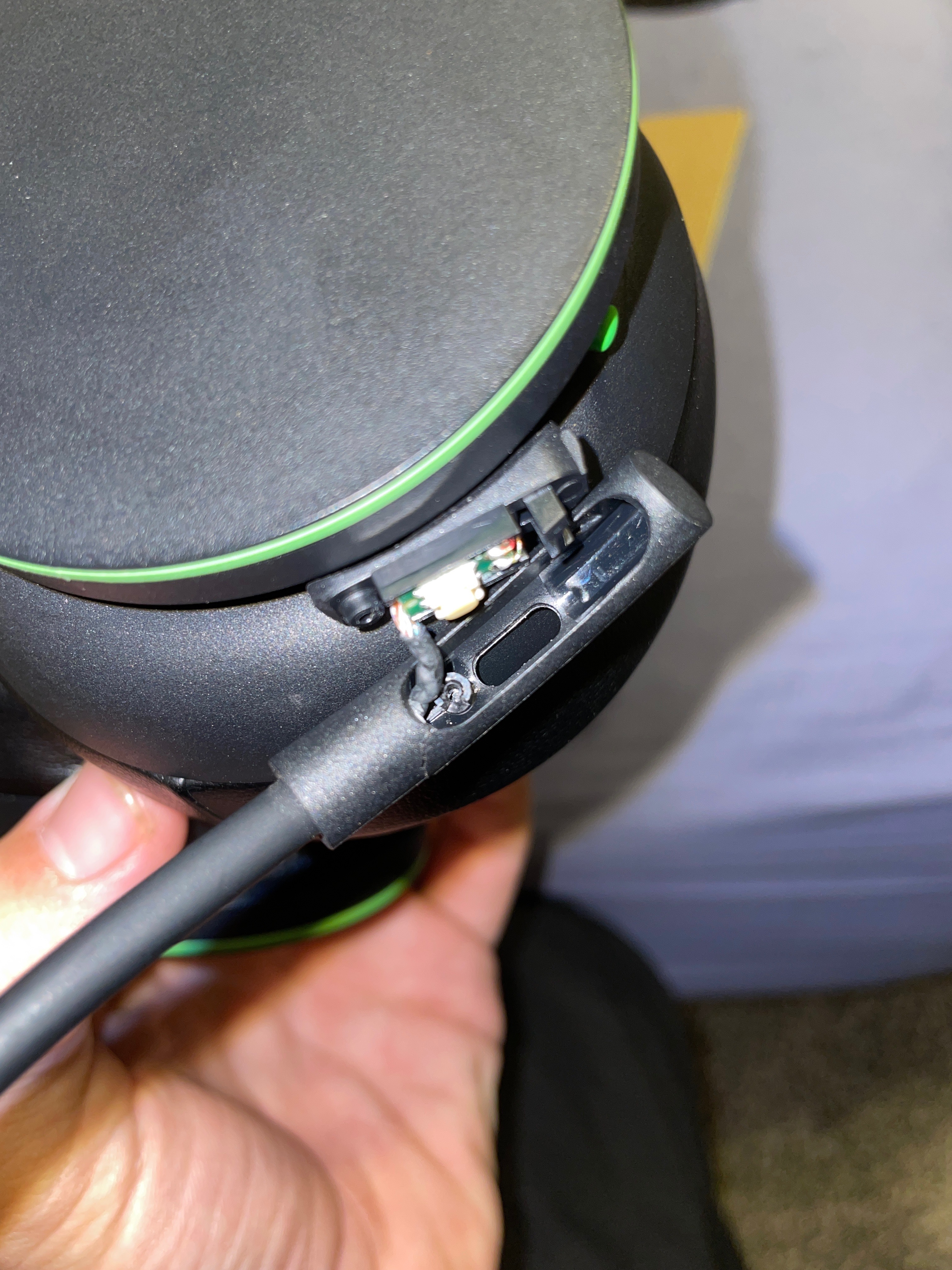 Defective Xbox headset microphone breaking at mute button