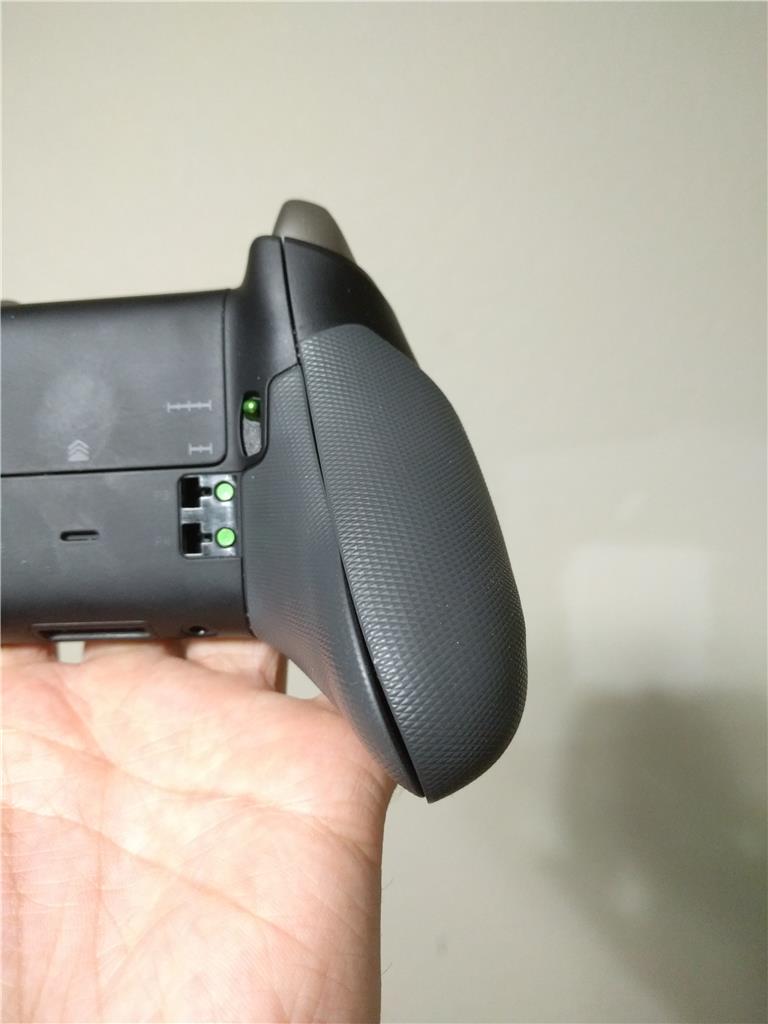 which xbox controllers have rubber grips