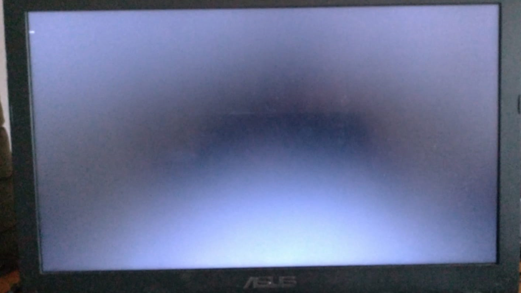 Темный угол на экране ноутбука. Потемнела часть монитора. Темные углы монитора. Белые пятна в углу монитора. Тусклый монитор