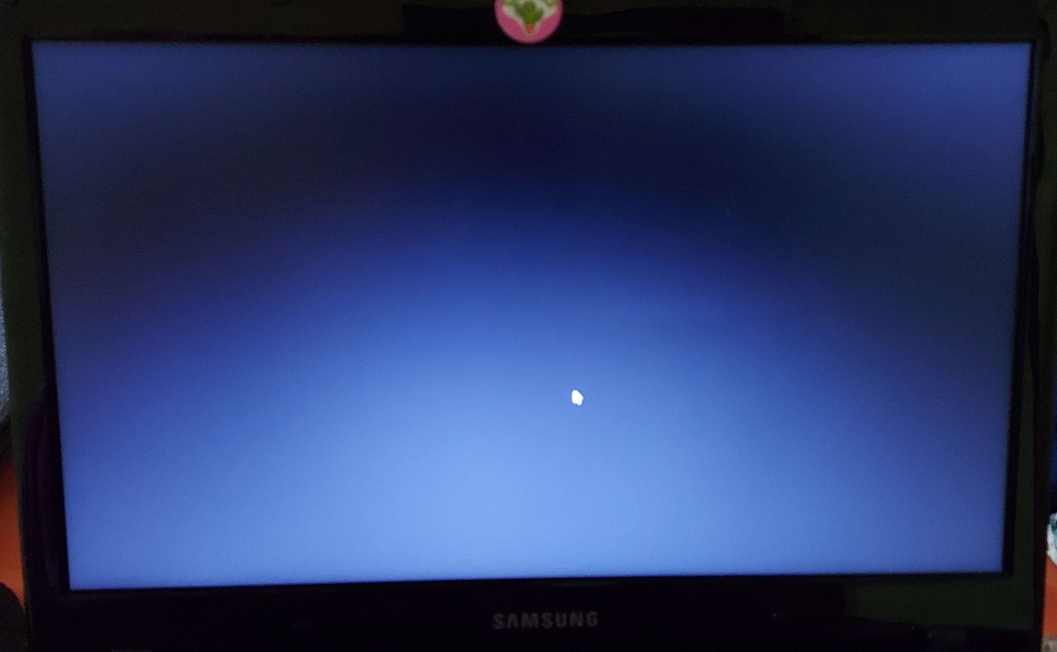 Ноутбук лампочка горит но экран черный. Серый экран на ноутбуке при включении. Черный экран на ноутбуке. Ноутбук черный экран с шумами. Белый экран на ноутбуке при включении.
