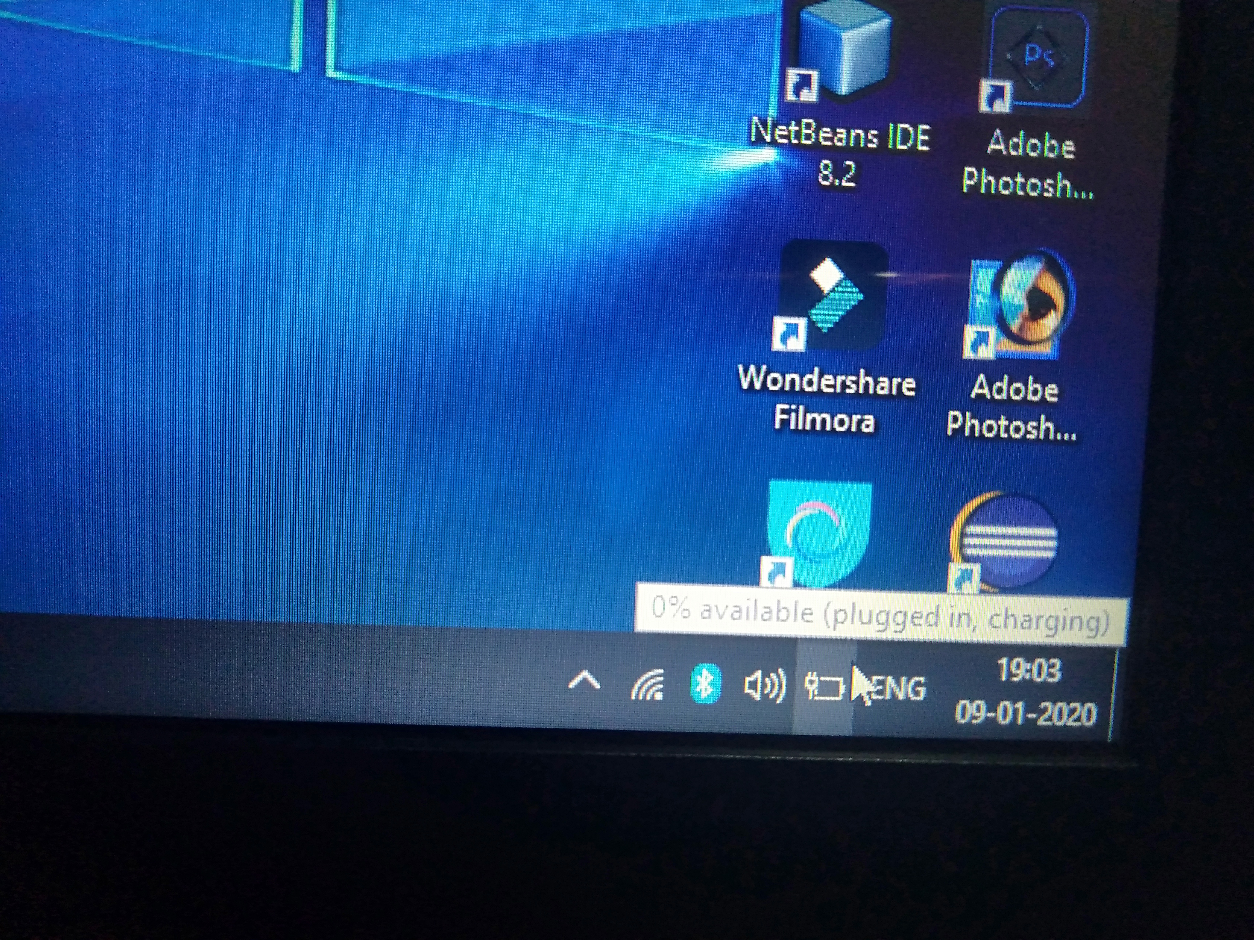 what does it mean when my laptop battery light blinks