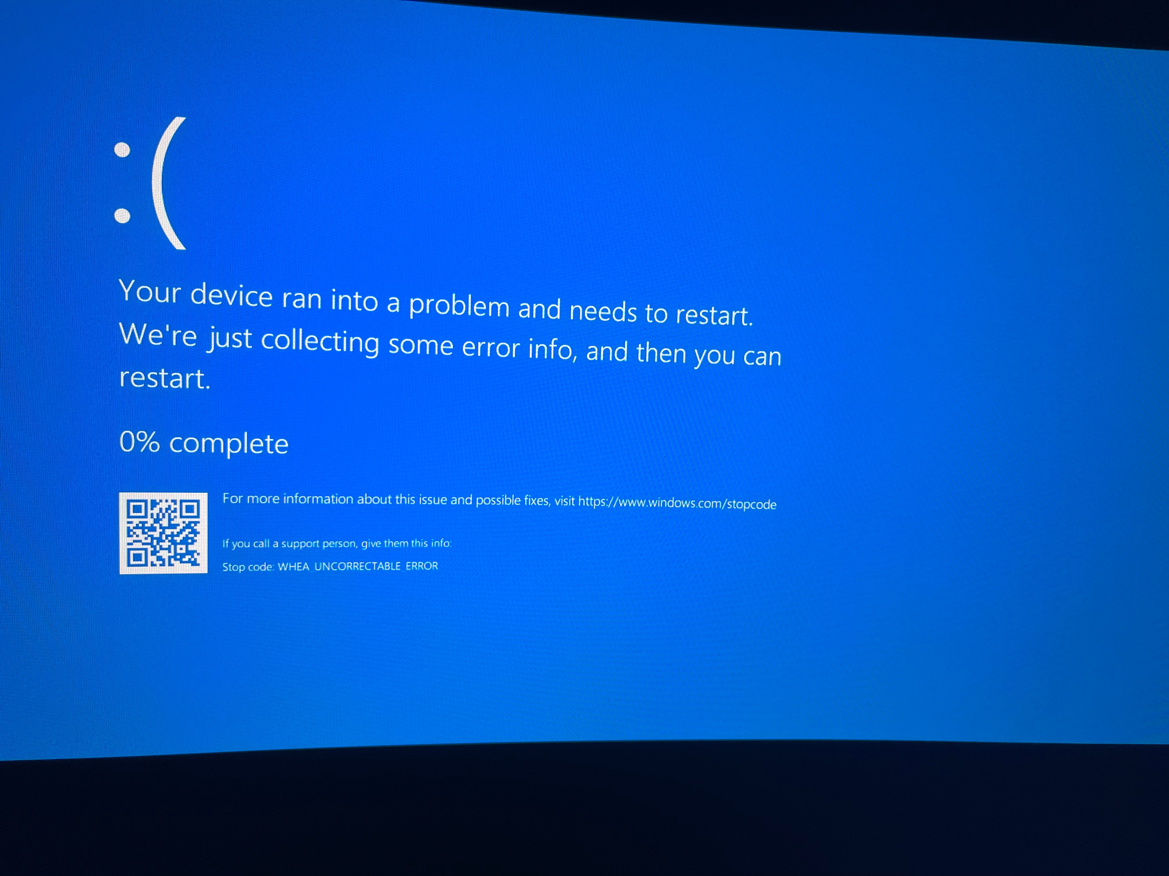 При загрузке перезагружается. Синий экран и компьютер перезагружается. Синий экран перезагрузка. Перезагрузка ПК С синим экраном. Ноутбук перезагружается с синим экраном.